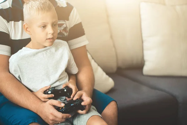 Bambino Che Gioca Videogiochi Con Suo Padre — Foto Stock