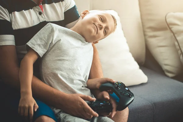 Giovane Ragazzo Che Gioca Console Videogiochi — Foto Stock