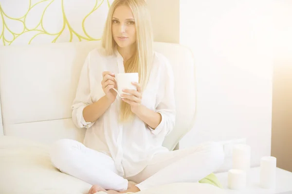 Mooie Jonge Vrouw Zitten Bank Het Drinken Van Koffie — Stockfoto