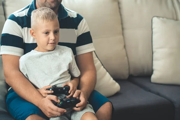 Vater Und Sohn Spielen Hause Videospiele lizenzfreie Stockbilder