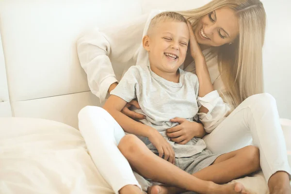 Gelukkig Moeder Zoon Zittend Bank Thuis — Stockfoto