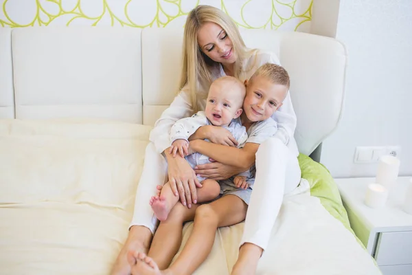 Happy Mother Her Sons Home — Foto Stock