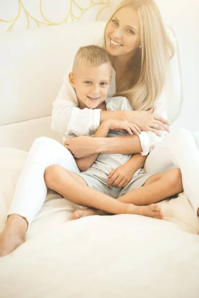 Glückliche Mutter Und Sohn Sitzen Hause Auf Dem Sofa lizenzfreie Stockfotos