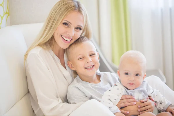 Mère Heureuse Ses Fils Maison Photo De Stock