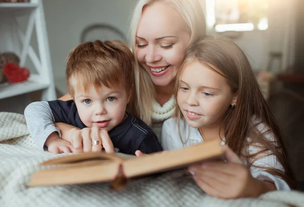 Family Period Self Isolation Reads Books Home Couch How Keep — Stock Photo, Image