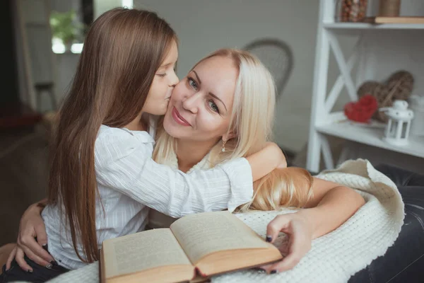 자립생활을 가족들은 소파에서 읽는다 검역중에 떠나지 바쁘게 지내는 — 스톡 사진
