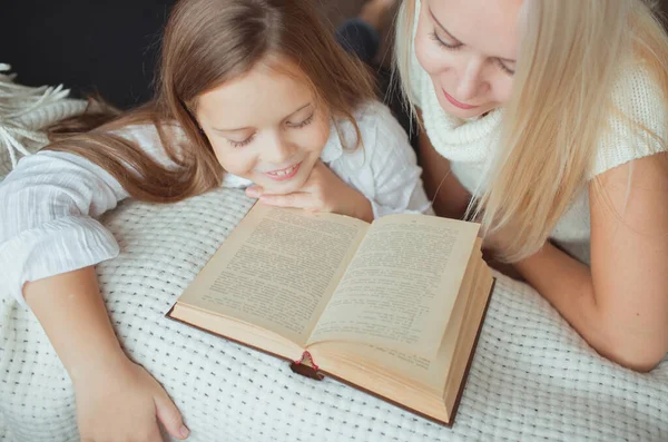 Kendini Izole Etme Döneminde Olan Aile Evde Kanepede Kitap Okuyor — Stok fotoğraf