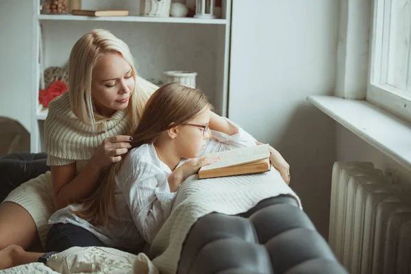 Kendini Izole Etme Döneminde Olan Aile Evde Kanepede Kitap Okuyor — Stok fotoğraf