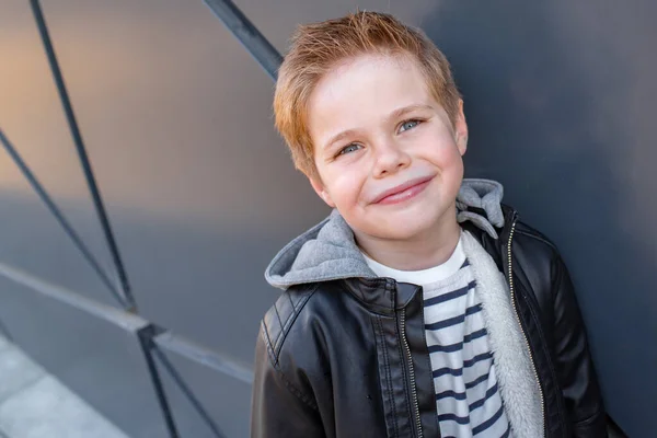 Adolescent Élégant Beau Dans Une Veste Cuir Posant Sur Fond — Photo