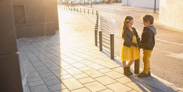 Kleine Kinder Gehen Zusammen Stilvoll Gekleidete Modische Kinder Ein Teenager — Stockfoto