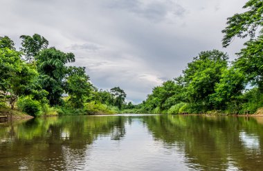 Manzara mavi gökyüzü ile Ping Nehri'nin. Chiang Dao, Chiang Mai, Tayland.