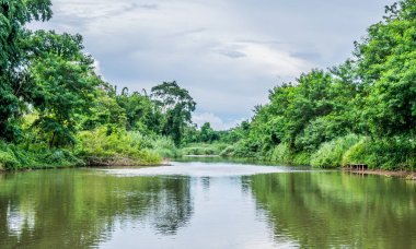 Chiang Dao şehir manzaralı en ünlü nehrin Kuzey bölgesi Tayland Mae Ping Nehri'nin resimde.