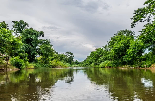 Manzara mavi gökyüzü ile Ping Nehri'nin. Chiang Dao, Chiang Mai, Tayland.