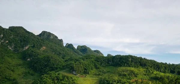 土井ルアンで緑コーカサス山の風景、自然旅行ヴィンテージ ヒップスター休暇背景. — ストック写真