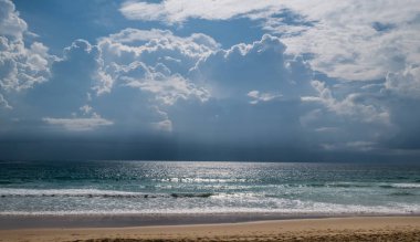 Tropikal tatil. Yumuşak mavi okyanus dalgası kumsala üzerinde. Arka plan