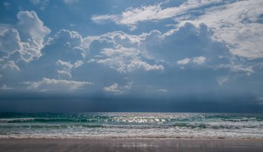 Plaj ve tropikal deniz mavi gökyüzü bulutlu ile. Surin beach adlı 