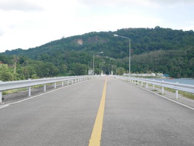 Ward Barajı, Phuket, Tayland Bang manzaralı. Mavi gökyüzü gün ışığı beyaz tüylü bulutlarda. Güneş arka plan dağ ve doğal gökyüzü kompozisyon.