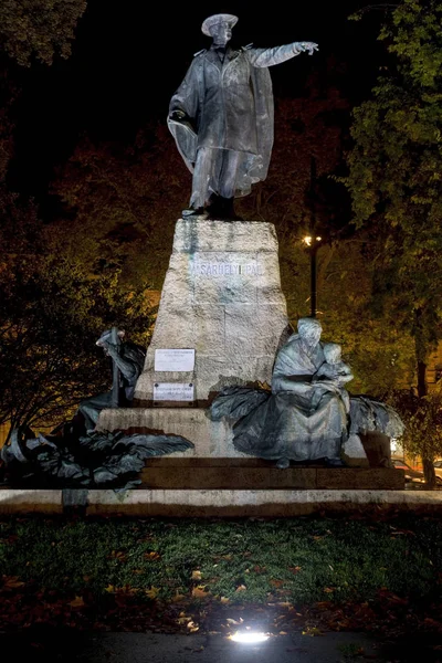 Satue at night in Szeged — Stock Photo, Image