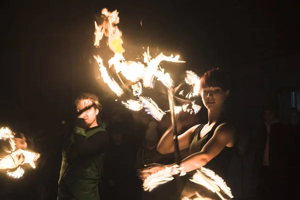 Espectáculo malabarista de fuego del grupo Fire Fantasy en el zoológico de Szeged — Foto de Stock
