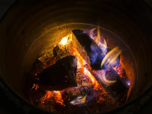 木の丸太の鉄樽での火災 — ストック写真