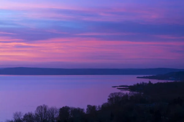 ดวงอาทิตย์ตกใน Balaton ที่ Balatonakarattya ในฤดูหนาว — ภาพถ่ายสต็อก