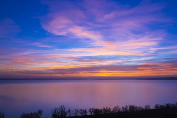 ดวงอาทิตย์ตกใน Balaton ที่ Balatonakarattya ในฤดูหนาว — ภาพถ่ายสต็อก