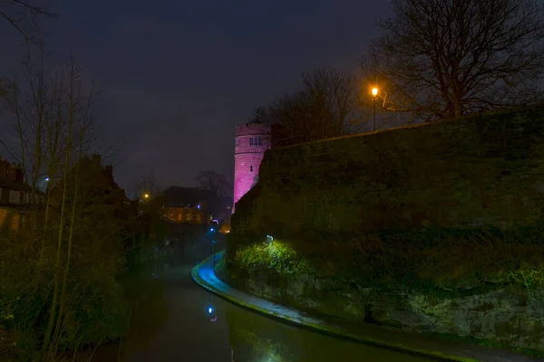 Die historische Mauer und der Turm der Stadt chester — Stockfoto