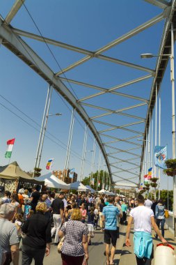 SZEGED, HUNGARY - 21 Mayıs. 2016: Seyyah Bayramı 'nda Szeged' deki Köprü Pazarı 'nda kalabalık