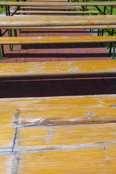 Drewniane Ławki Zewnątrz Słoneczny Dzień — Zdjęcie stockowe