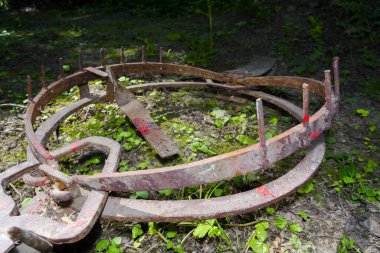 Ormandaki eski paslı demir tuzağı