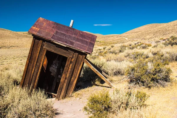 Storico Mining Outhouse nella Sierra Nevada Ghost Town — Foto Stock