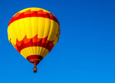 Kırmızı ve sarı sıcak hava balonu