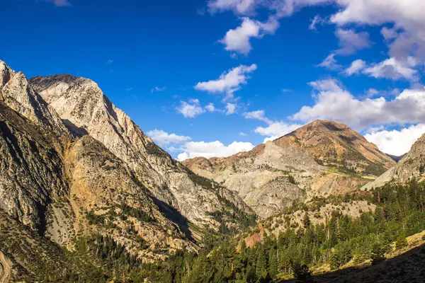 Sierra Nevada szczyty parku narodowego przystawienia — Zdjęcie stockowe