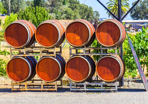 Восемь бочек вина на дисплее у винодельни — стоковое фото