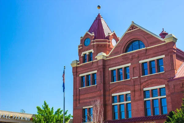 Saat Kulesi ile eski tarihi tuğla bina