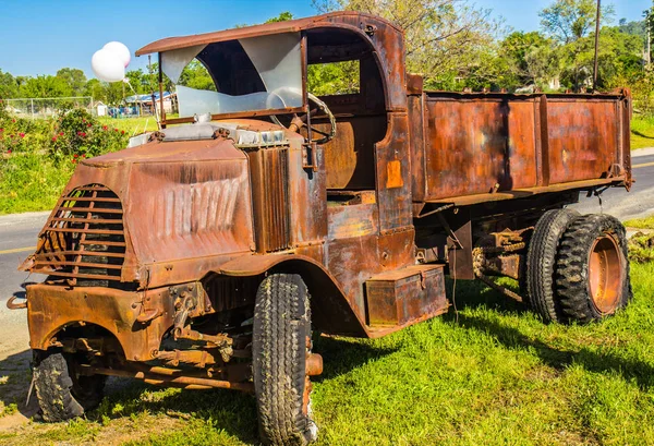 Camion vintage con ruggine estrema — Foto Stock