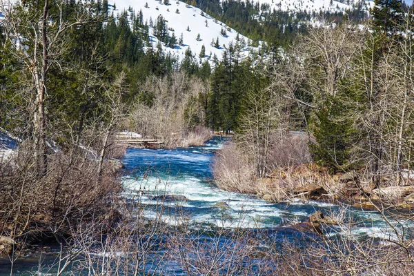 Berg rivier tijdens de sneeuw smelt — Stockfoto