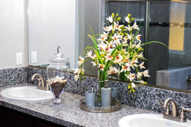 Çiçekler ve banyo bileşen 