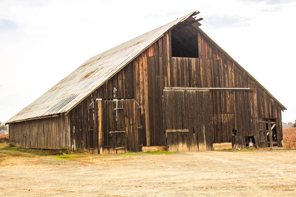 Granero de madera abandonada con techo de estaño — Foto de Stock