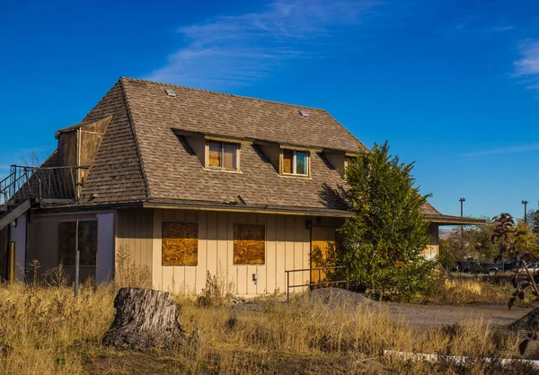 Zweistöckiges Haus mit vergitterten Fenstern — Stockfoto