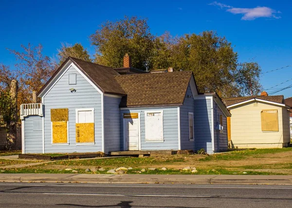 Verlaten huis met dichtgetimmerd deuren & Windows — Stockfoto