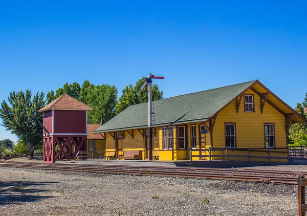 Восстановленное здание железнодорожного депо и резервуара — стоковое фото