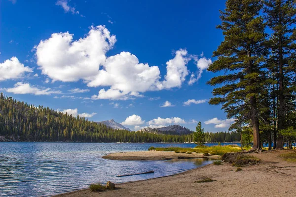 Górskie jezioro w parku Yosemite — Zdjęcie stockowe