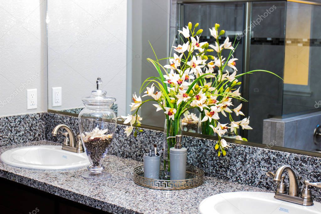 Flowers & Bathroom Items 