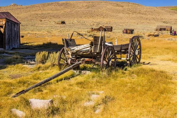 Carro di legno vintage abbandonato nel deserto alto — Foto Stock