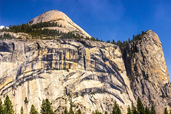 Granit kayalıklar üst kubbe ile