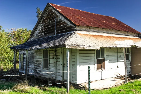 Altes Blechdachhaus baufällig — Stockfoto