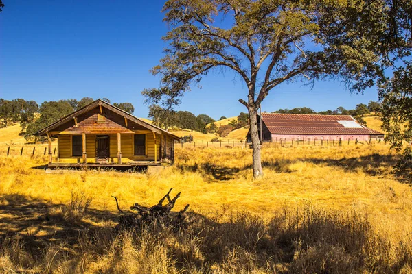 Old Abandoned Yellow Farm House Large Barn Background — Stock Photo, Image