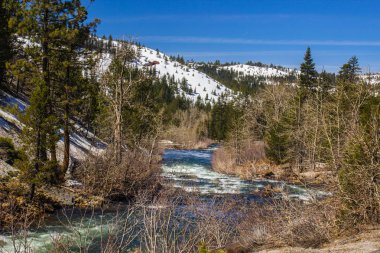 Dağ dere ilkbaharda kar erime acele.