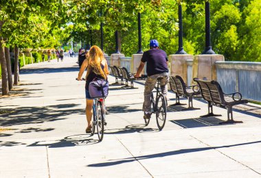 Yaz gününde iki Bicyclists